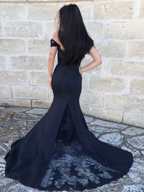 Vestidos de satén con encaje, hombros descubiertos, sin mangas y cola larga